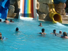  Une piscine avec tobogan 